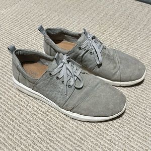 Tom's gray shoes